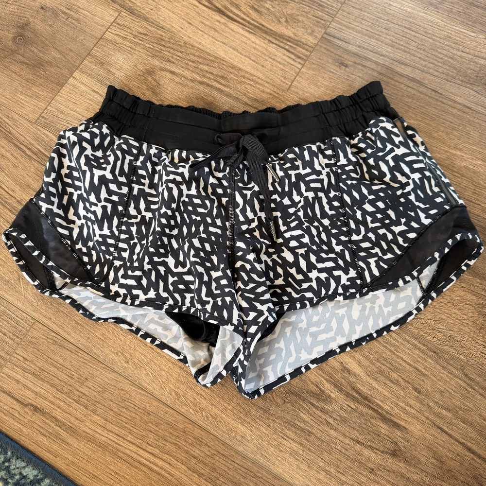 Lululemon Women's Size 6 Hotty Hot shorts  Net Pop White Black